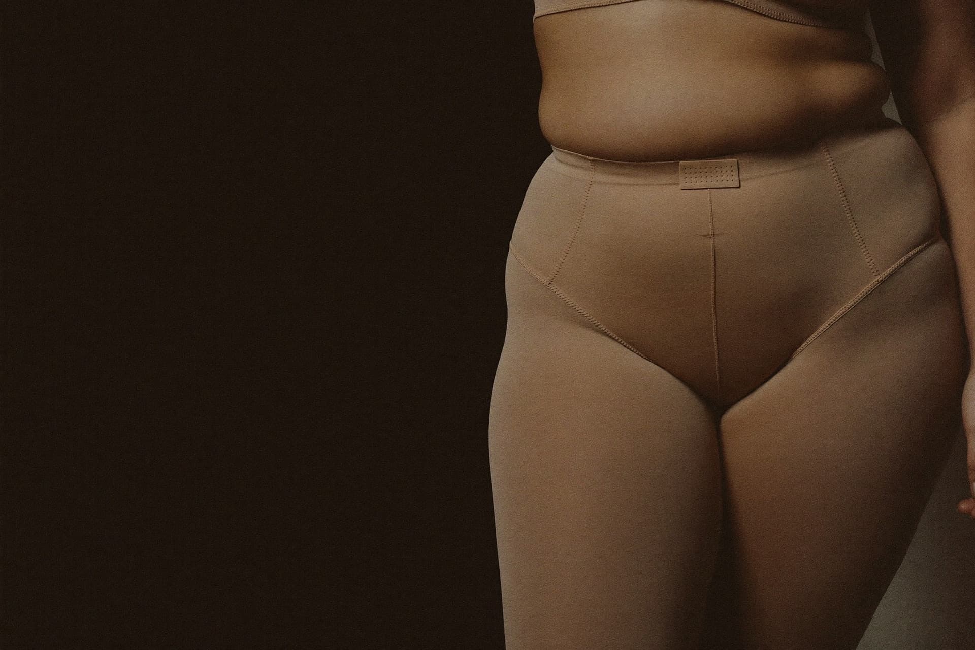 Retrato editorial de cuerpo entero con la faja Sculpt de talle alto en Arena