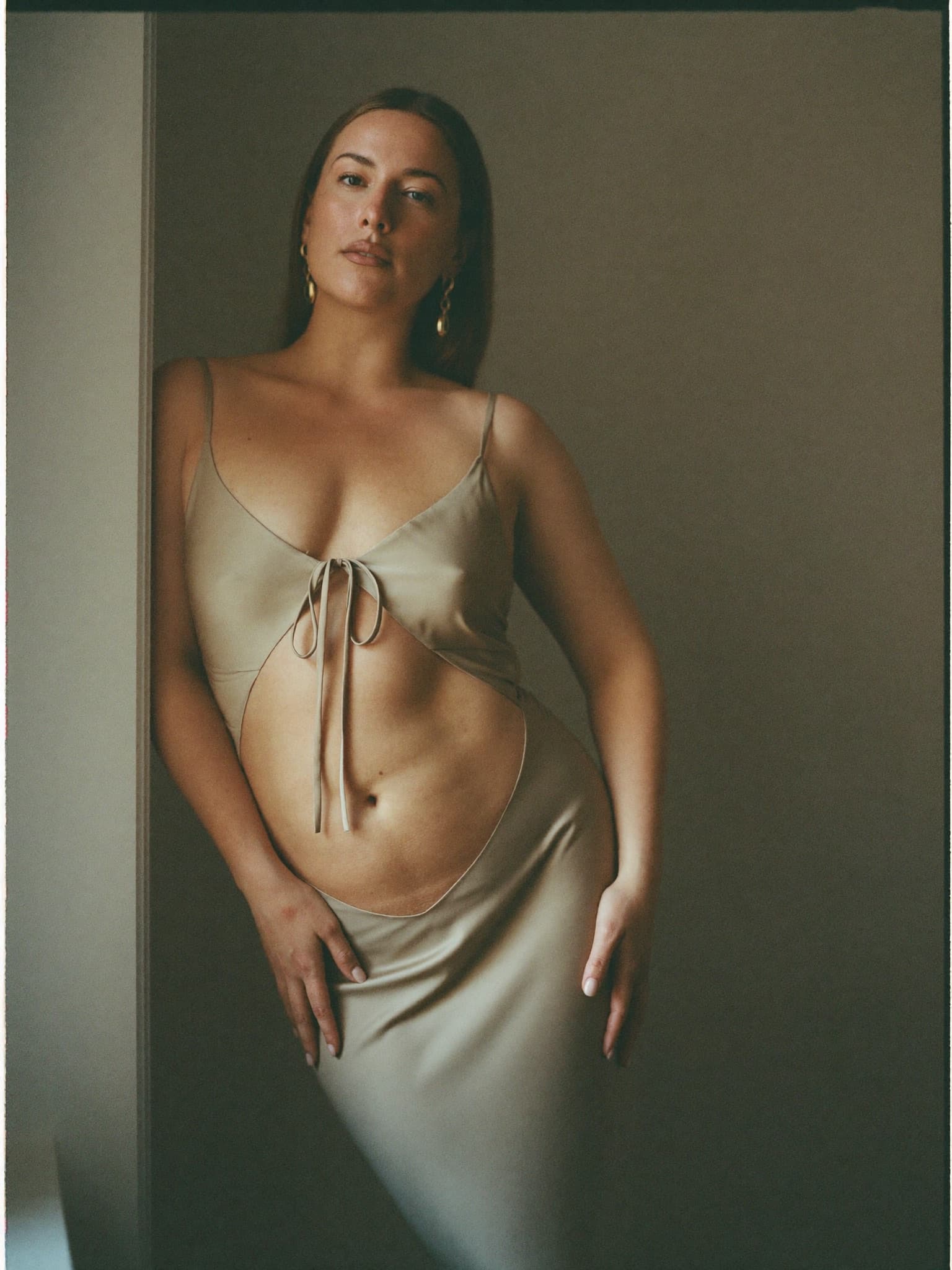 Bajo un vestido de seda